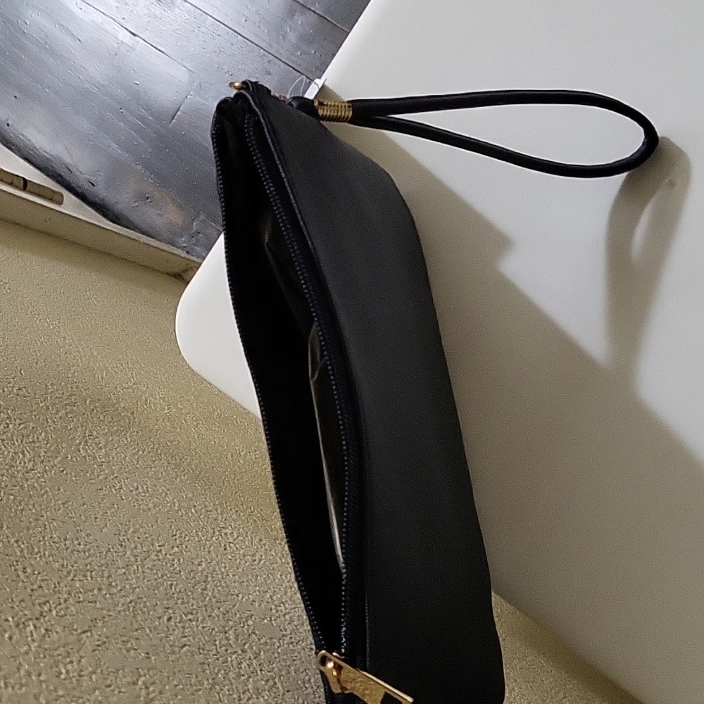 A purse - Picture 6 of 12